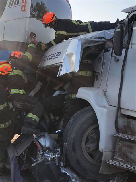 Acidente Em Rodovia Envolvendo V Rios Ve Culos Deixa Mortes E