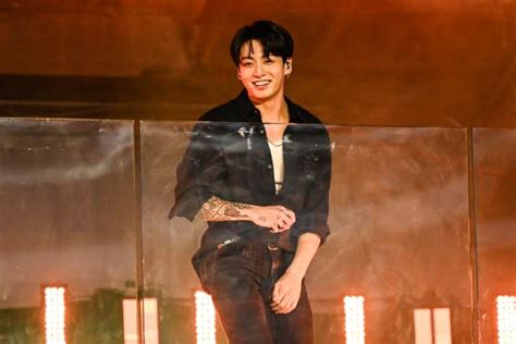 Jung Kook Surprises Army With Concert In Times Square See The Photos