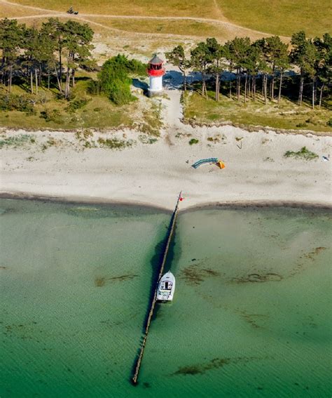 Insel Hiddensee Aus Der Vogelperspektive Leuchtturm Als Historisches