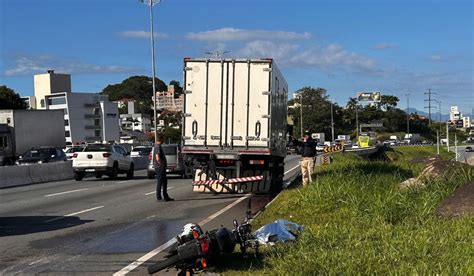 Homem morre em colisão entre moto e caminhão na Via Expressa