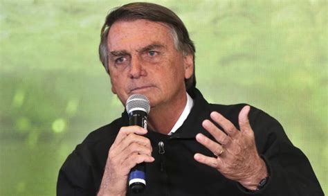 Bolsonaro doa R 100 mil para viúva de policial militar morto em SP