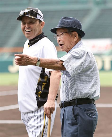 【阪神】岡田監督が85年日本一監督・吉田義男氏と談笑、現役時代は選手と監督の間柄 プロ野球写真ニュース 日刊スポーツ