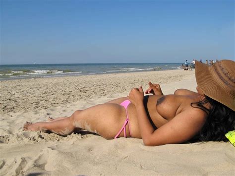 Indian Bhabhi Nude Pics In Pink Bikini Showing Boobs Part 2