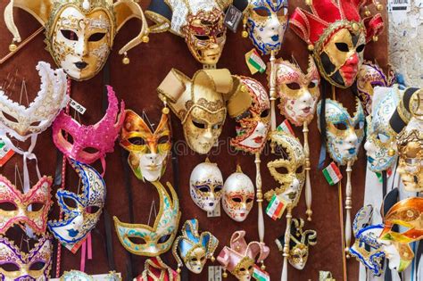 M Scaras Del Carnaval En Venta En El Mercado En Verona Italia Foto De