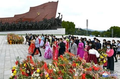 카메라에 담긴 북한 풍경 `당창건 77주년` 맞아 김일성·김정일 동상에 헌화하는 북한 주민들 Zum 뉴스