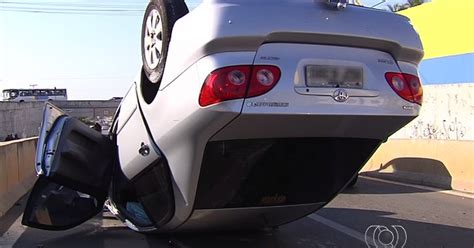 G1 Carro bate em mureta de proteção de viaduto e capota em Goiânia