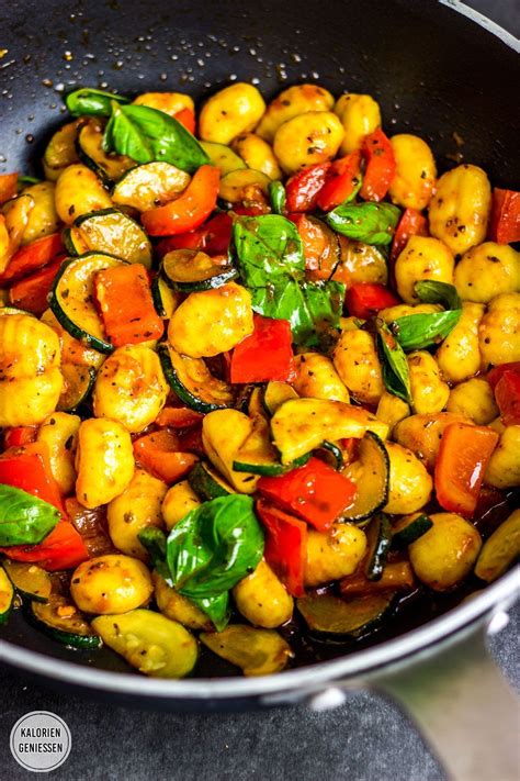 Sehr leckerer und einfacher Gnocchi Salat mit viel Gemüse Zucchini und