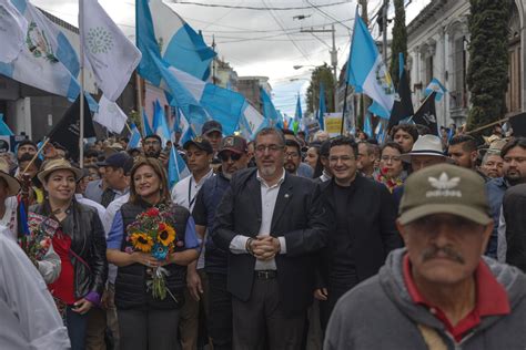 Presidente Electo De Guatemala Marcha Junto A Ind Genas En Defensa De