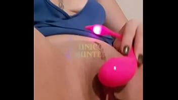 Novinha Alternativa Usando Vibrador Rosa XVIDEOS