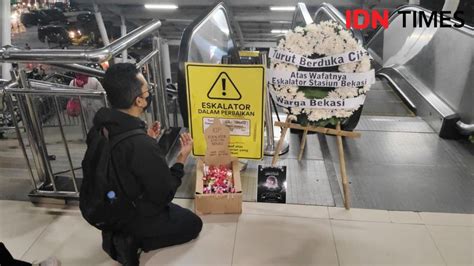 Hari Eskalator Rusak Warga Bawa Nisan Ke Stasiun Bekasi