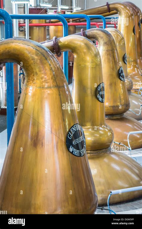 Whisky Stills Bei Glenfiddich Whisky Destillerie In Dufftown In Moray