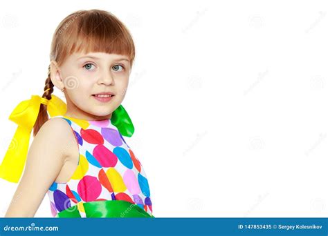 Une Petite Fille Dans Une Robe Avec Un Modle De Circl Multicolore