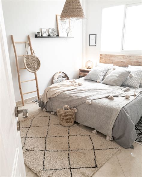 Scandi-Boho Schlafzimmer in neutralen Farben mit natürlichen Akzenten ...