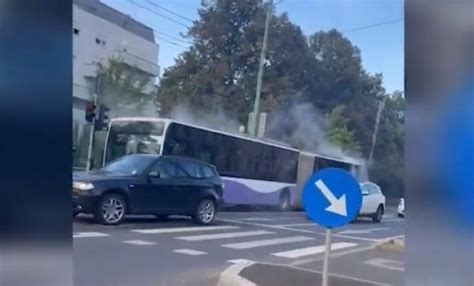 Scene de groază Un autobuz cu 40 de pasageri a luat foc Video