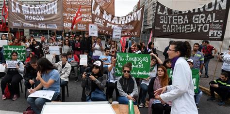 Docentes Bonaerenses Realizan Una Clase Pública Y Cortan El Tránsito