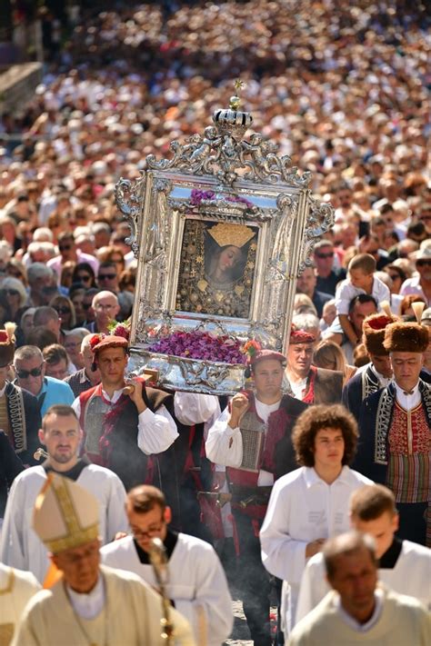 Mno Tvo Vjernika U Procesiji Za Slikom Udotvorne Gospe Sinjske Ferata