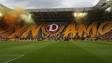 Dynamo Dresden Dreht Ostduell Mit Energie Cottbus Nach 0 2 Und Feiert