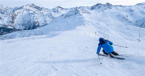 How to maintain downhill skiing without waxing