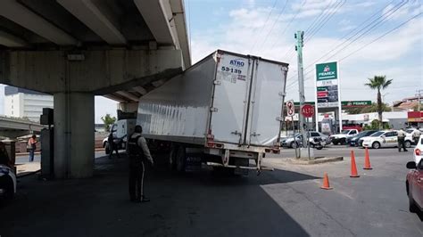 Tr Iler Se Queda Atorado En El Puente De La Avenida Industrias Y Canal