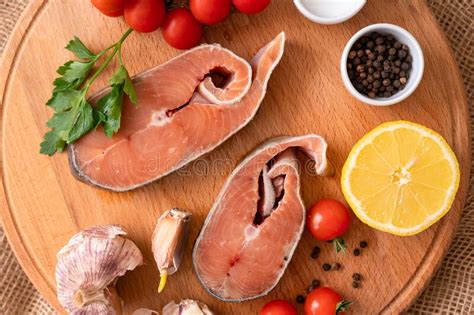 Bifes De Peixe Vermelho Cru Em Pranchas De Madeira Para Cozinhar Foto