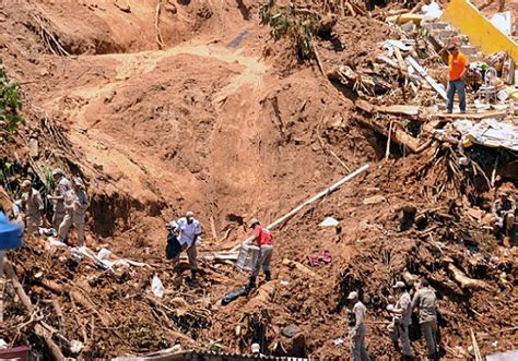 Bahia ba Deslizamento de terra deixa três mortos em Itapecerica da Serra