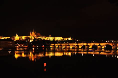 Charles bridge and Prague castle at night - cc0.photo