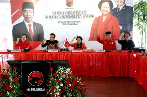 Foto Potret Megawati Pakaikan Kopiah Hitam Ke Ganjar Pranowo Yang