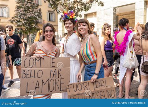 Desfile Del Orgullo Gay La Gente Se Congrega En Las Calles En Manifestaciones Para Celebrar Los
