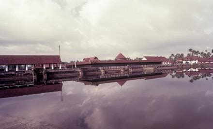 Irinjalakuda Koodal Manikyam Temple Tank Irinjalakuda Editorial Stock Photo - Stock Image ...