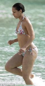 Alicia Keys Shows Off Her Bikini Body On A Beach In The Bahamas April Lq Tagged