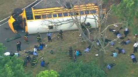 Las impresionantes fotos de la volcadura de un autobús escolar que dejó