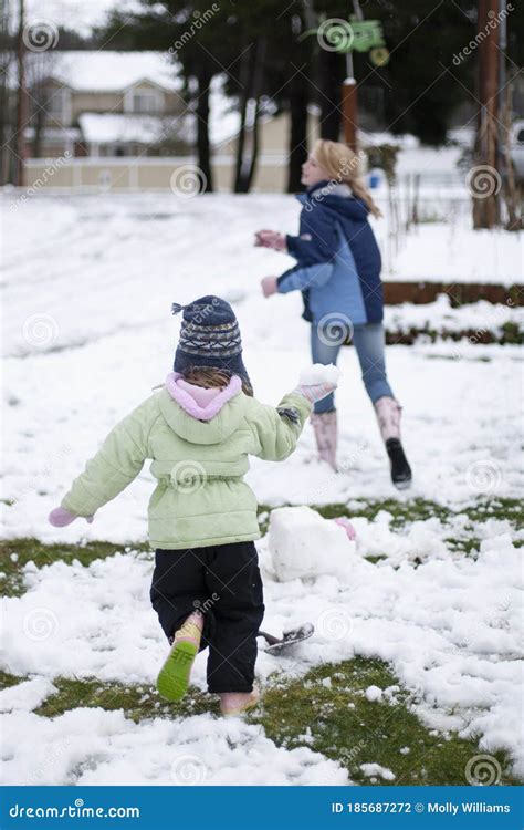 Enfants Qui Jouaient Dans La Neige Photo Stock Image Du Snowballs