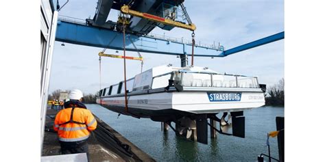 Strasbourg Batorama mise à leau du premier bateau 100 électrique