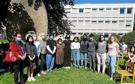 Les élèves de Jean Moulin à Saint Brieuc remettent des chèques à