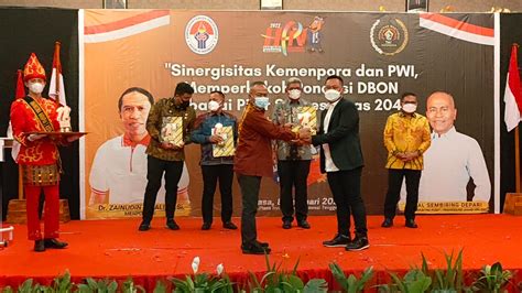 Bupati Gresik Terima Penghargaan Inisiator Olahraga Dari SIWO PWI Pusat