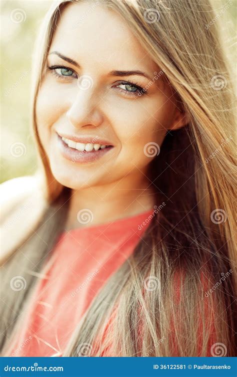 Portret Van Gelukkige Vrolijke Glimlachende Jonge Mooie Blonde Vrouw O Stock Afbeelding Image