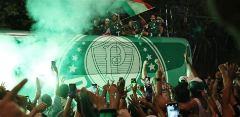 Palmeiras Torcida Recepciona Campeões Com Corredor Verde E Fogos