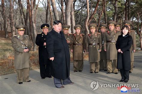 金正恩携女观摩战术制导武器发射演习 韩联社