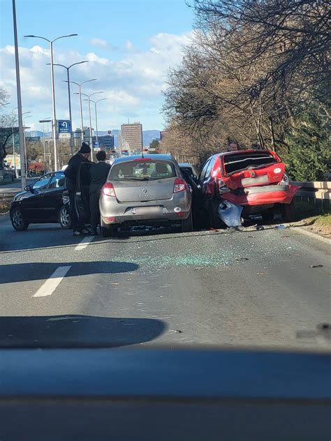 Galerija slika Lančani sudar na Slavonskoj u Zagrebu Sudarila se