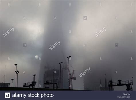 Thick fog in London. Eerie atmosphere as dense fog descends hiding new ...