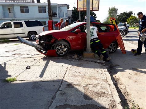 Aparatoso accidente en Torreón deja dos lesionados Telediario México