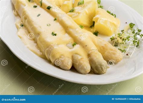 Witte Asperges Met Hollandaise Saus Aardappelen Met Chives En