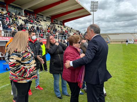 La afición homenajea a las leyendas del fútbol algecireño en el Nuevo