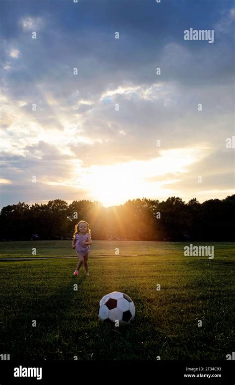 Petite Fille Qui Court Avec Ballon Banque De Photographies Et Dimages