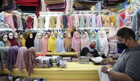 Foto Ramadhan Penjualan Busana Muslim Di Pasar Tanah Abang Meningkat