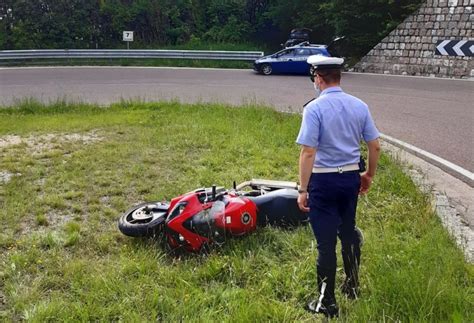 Tornano Gli Incidenti Sui Tornanti Del Costo Ferito Un Motociclista Di