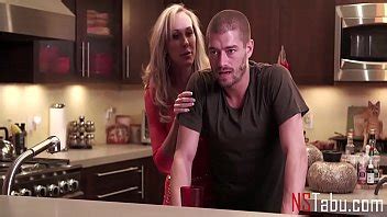 Milf Ayuda A Su Hijastro A Superar La Confusi N Emocional Xvideos