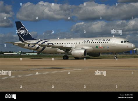 Skyteam airbus a320 Banque de photographies et dimages à haute