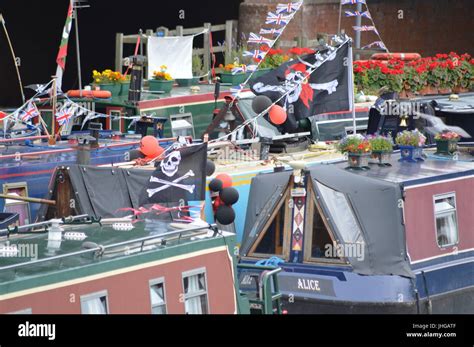 Newbury Canal Barge Stock Photo - Alamy