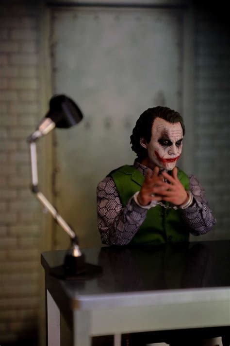 Hot Toys DX The Joker Sharing Figround